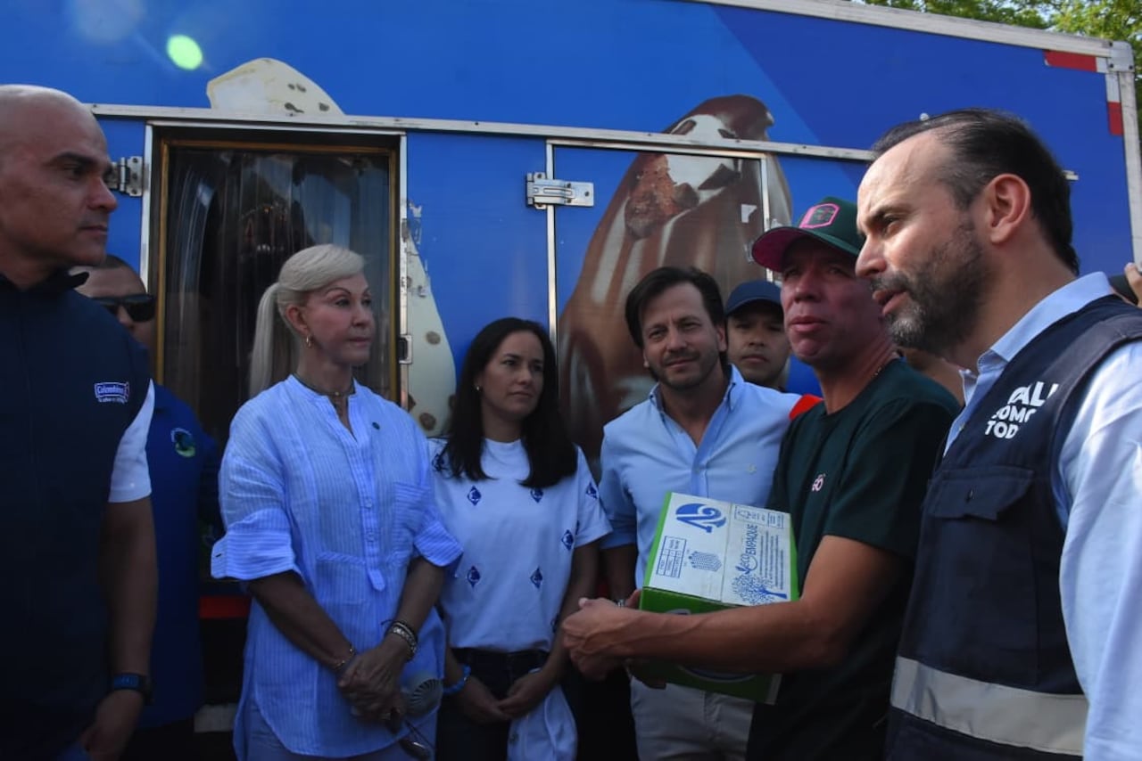 El deportista visitó siete municipios del Valle del Cauca, en compañía de las autoridades del departamento, para entregar ayudas a los damnificados.
