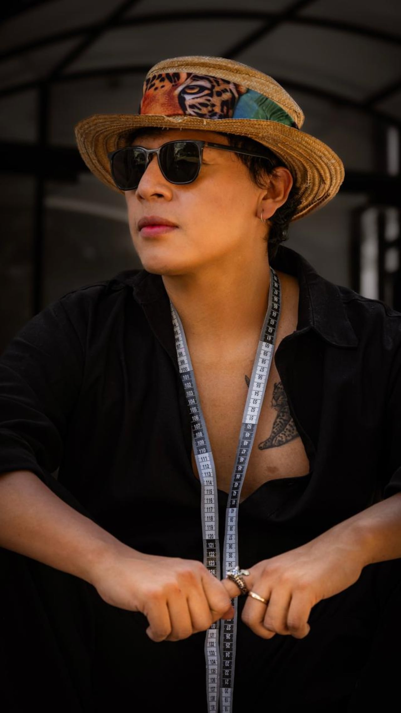 Lufer Fernández es un diseñador de moda originario del pueblo Nasa, perteneciente al resguardo indígena de Pueblo Nuevo en Caldono, Cauca. Es hijo de una mujer indígena Nasa y de un padre campesino de Santander de Quilichao.