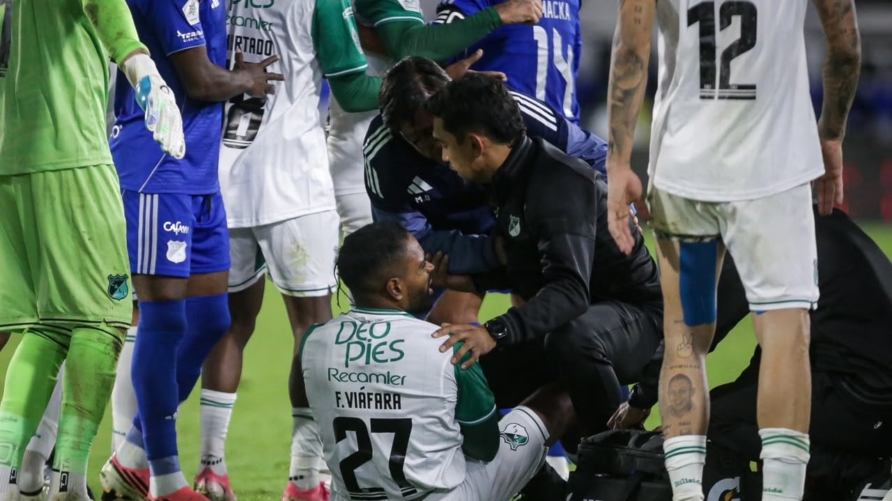 Momento en el que Fabián Viáfara, del Deportivo Cali, es atendido por un choque en el partido contra Millonarios.
