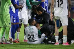 Momento en el que Fabián Viáfara, del Deportivo Cali, es atendido por un choque en el partido contra Millonarios.
