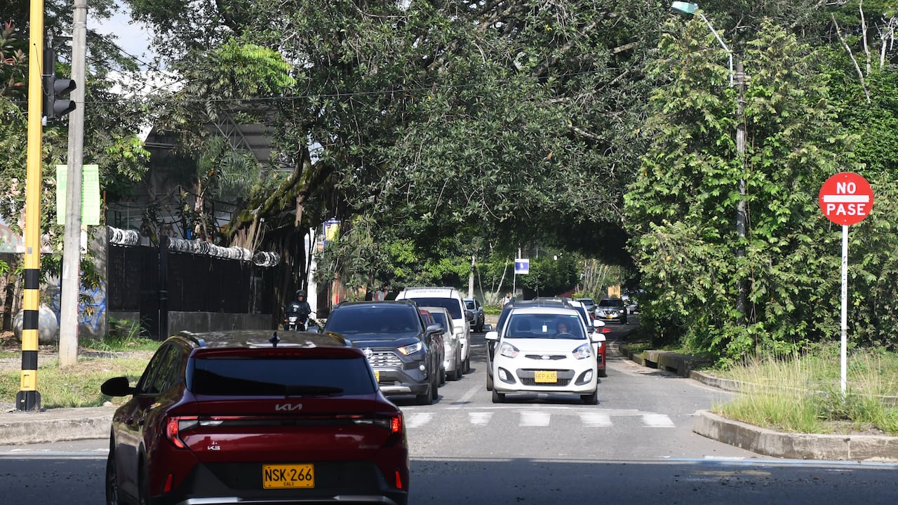 Cali: A partir del próximo lunes 7 de abril, la cr 122 entre la Av Cañasgordas o calle 18 y la Vía Panamericana o calle 25 volverá a ser en doble sentido con el fin de mejor la movilidad en el sur de la ciudad. Foto José L Guzmán. EL País