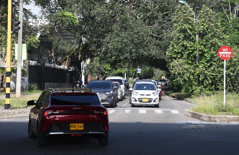 Cali: A partir del próximo lunes 7 de abril, la cr 122 entre la Av Cañasgordas o calle 18 y la Vía Panamericana o calle 25 volverá a ser en doble sentido con el fin de mejor la movilidad en el sur de la ciudad. Foto José L Guzmán. EL País