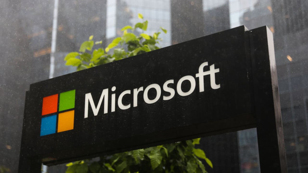 La cuestión planteada por Warren Buffett que redefinió el rumbo de Microsoft y su trayectoria futura.