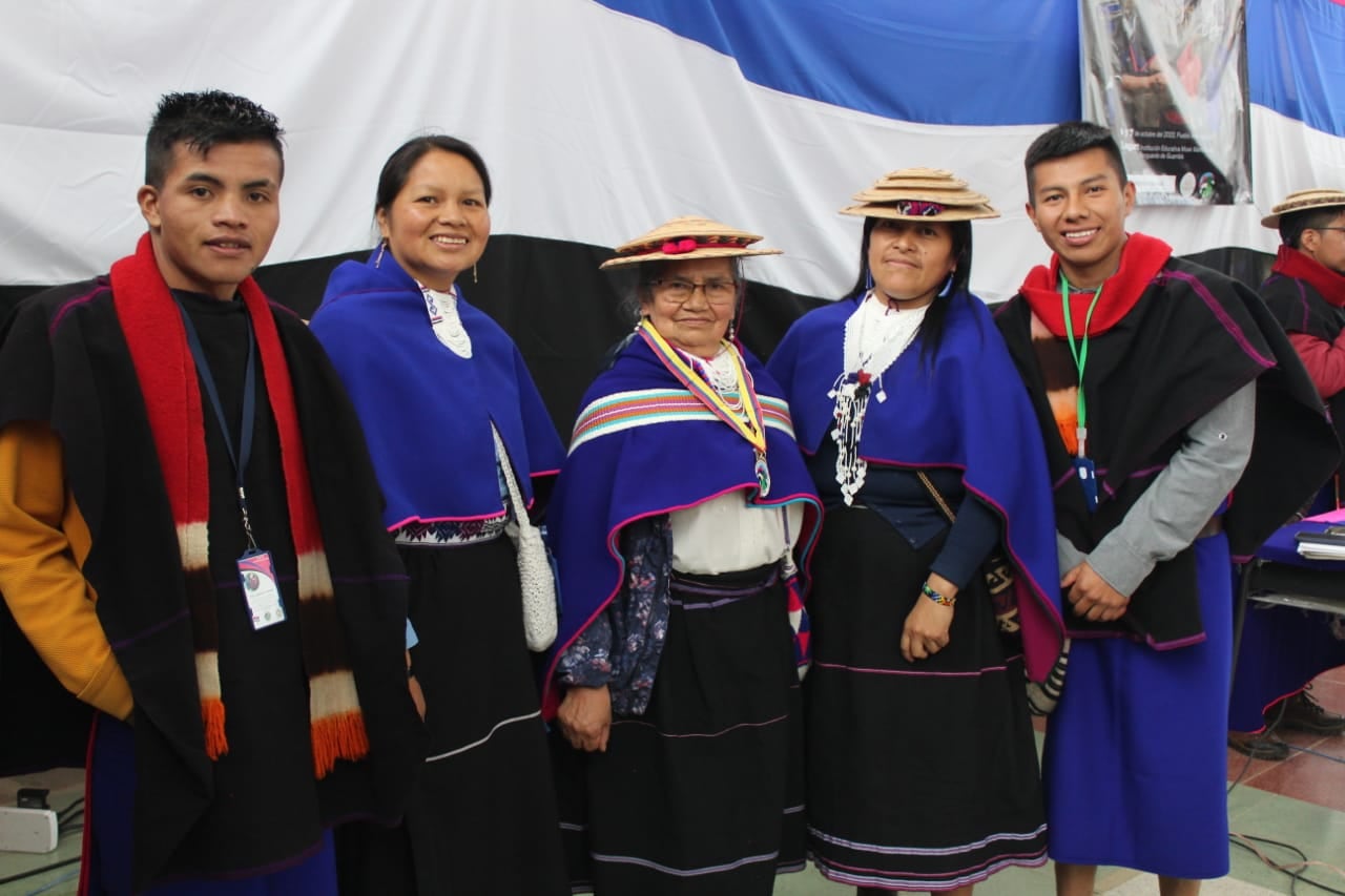 Bárbara Muelas, maestra y lingüista del pueblo misak, primera mujer indígena en ocupar un puesto en la Academia Colombiana de la Lengua.