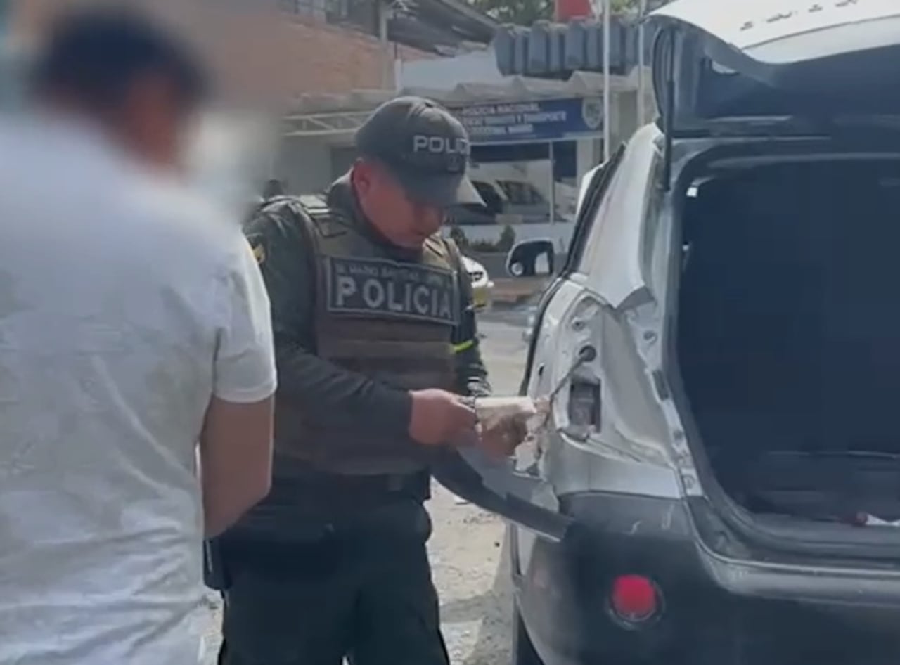 Uniformados de la Seccional de Tránsito y Transporte de la Policía Nacionaldetuvieron a un hombre que transportaba más de 26 kilogramos de base de coca ocultos en una camioneta en la vía Pasto – Sibundoy.