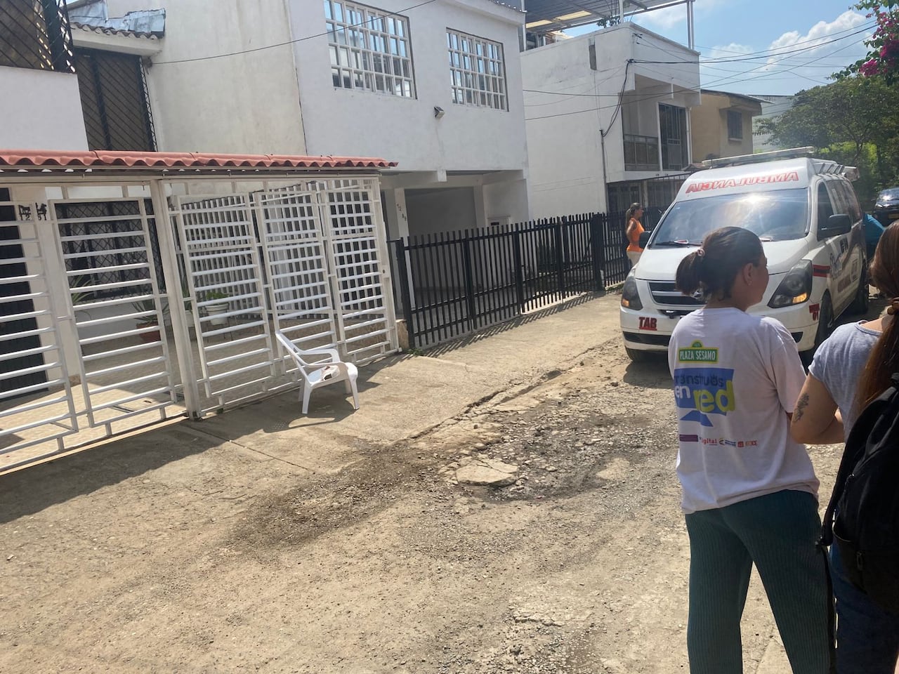 Residentes denuncian que el deterioro de la calle, donde ocurrió la caída, lleva varios años sin intervención.