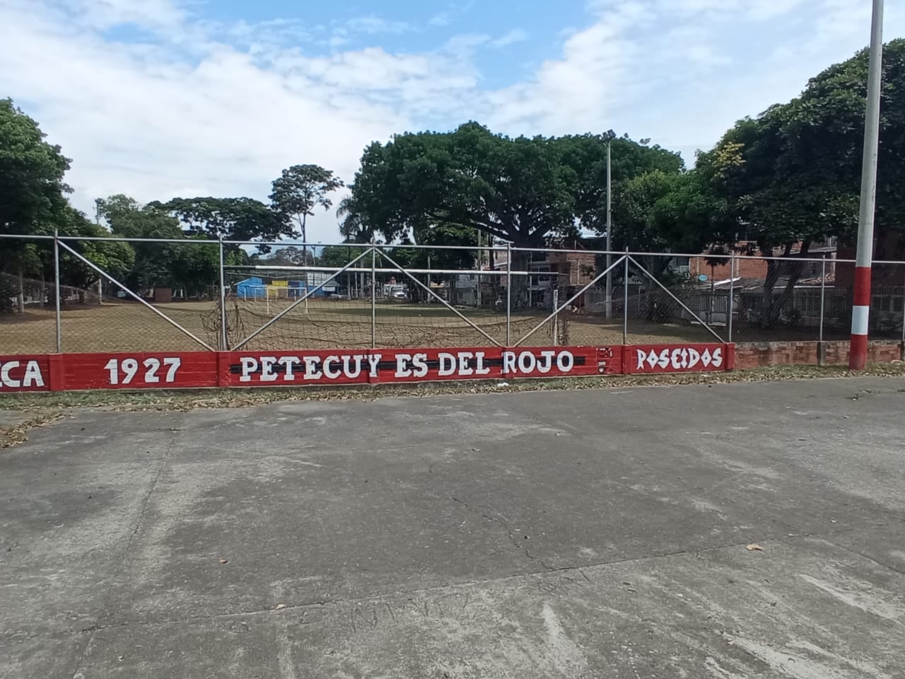 La comunidad afirma que las obras anunciadas para la cancha La Inmaculada permanecieron aplazadas durante varios meses.