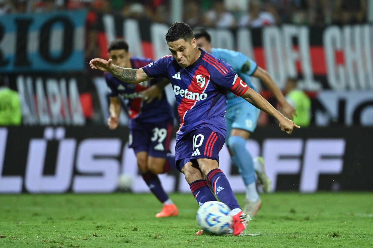 Juan Fernando Quintero durante un partido con River Plate en la Liga de Argentina 2026.