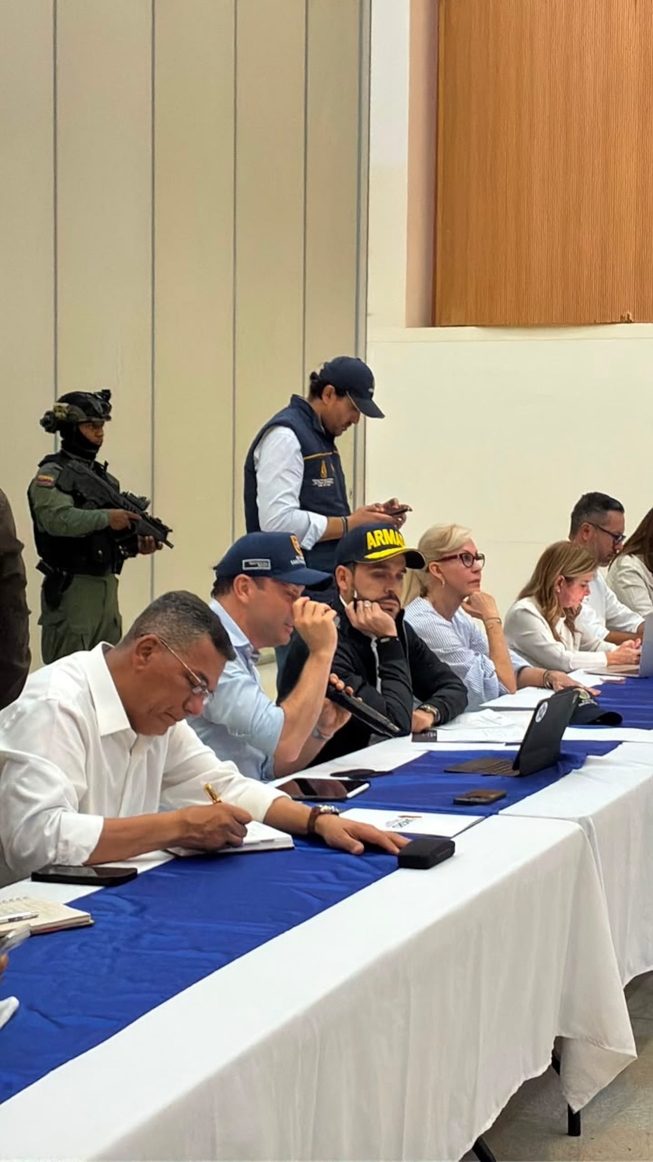 El alcalde de Cali Alejandro Eder junto al presidente Abelardo de la Espriella, quien se encuentra en la ciudad verificando las afectaciones tras el movimiento telúrico.