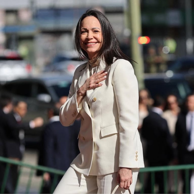 María Corina Machado afirmó en un video publicado en X que busca regresar a Venezuela para acompañar a la ciudadanía y denunció restricciones para su ingreso al país en medio de una emergencia.