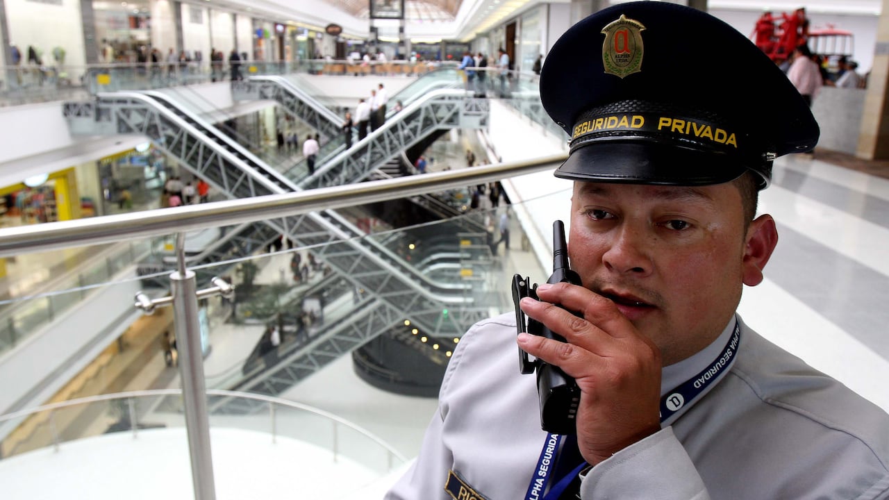 Casi 400.000 personas trabajan en labores de vigilancia en Colombia.
