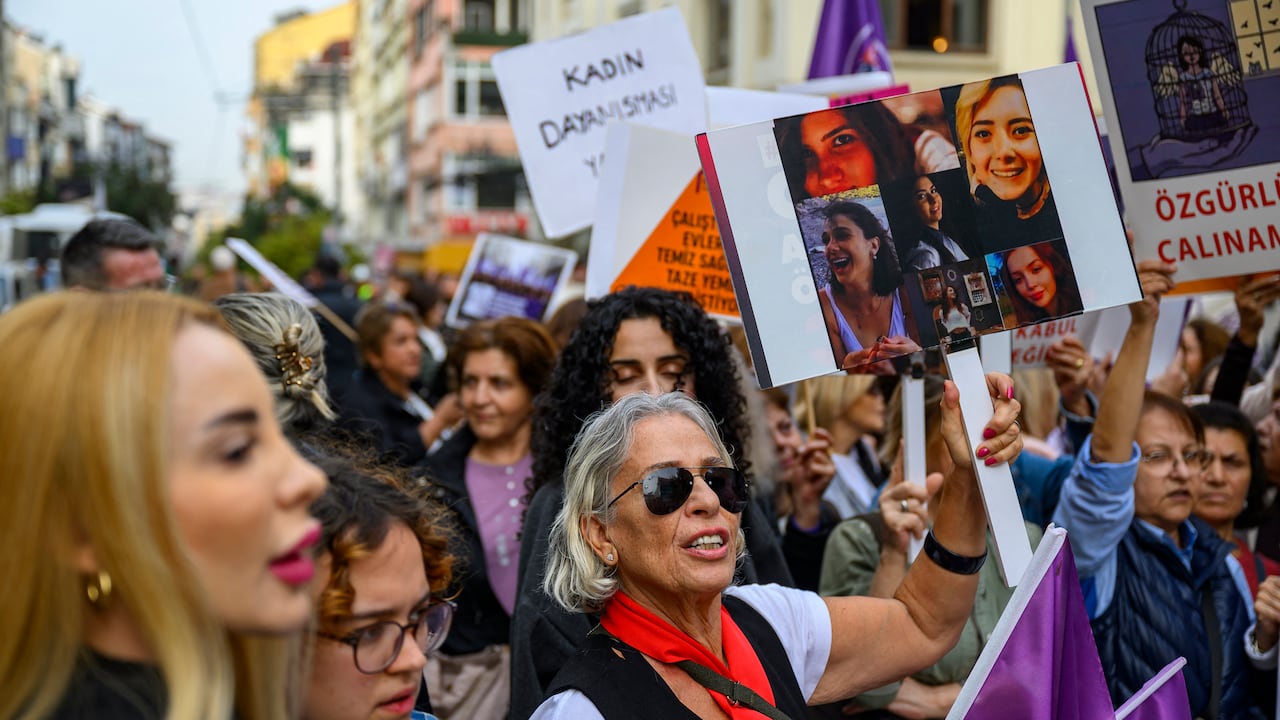 Manifestantes sostienen pancartas y gritan consignas durante una protesta antes del Día Internacional para la Eliminación de la Violencia contra la Mujer. (Foto Yasin AKGUL / AFP)