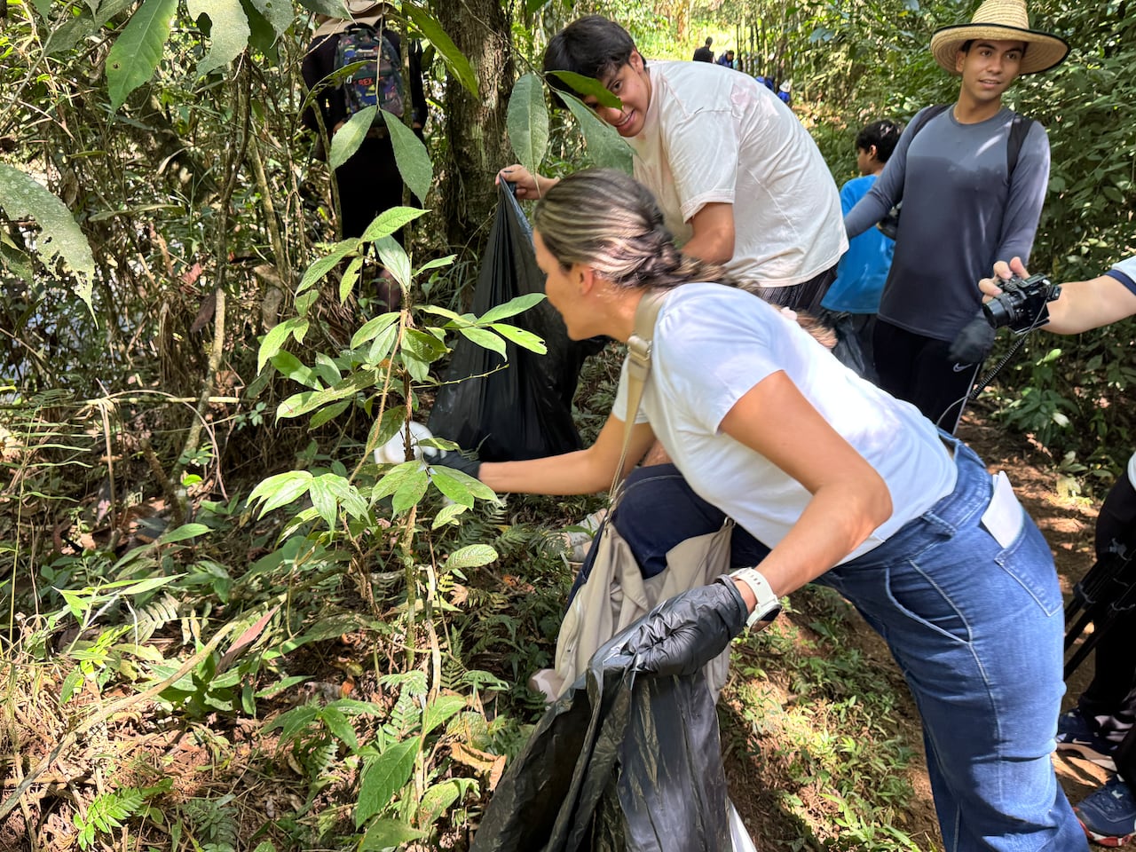 La Policía Ambiental y Parques Nacionales Naturales acompañaron la actividad de recuperación del río.