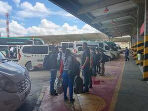 Muchas personas que venían del sur del país se vieron obligadas a permanecer en la terminal de Transporte de la capital del Cauca porque las empresas ordenaron suspender las rutas hacia la ciudad de Cali por estas protestas indígenas.