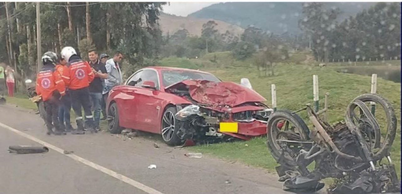 Ambos vehículos resultaron muy dañados debido al impacto del choque.