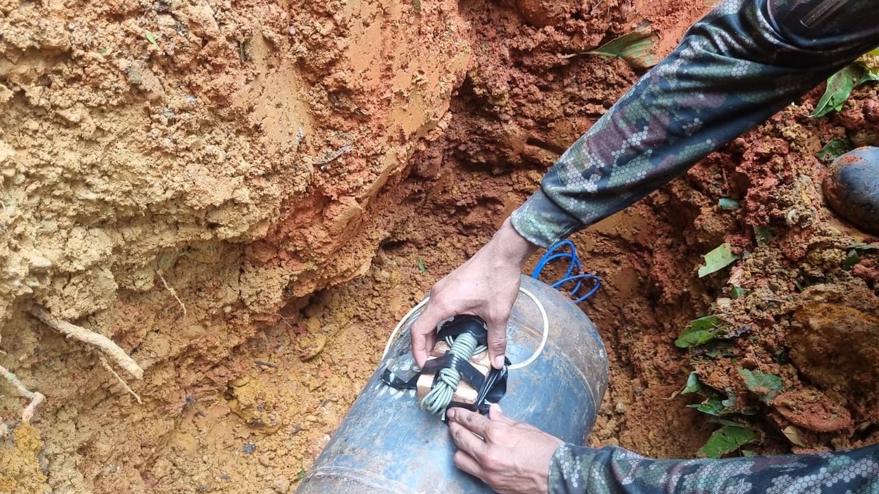 Entre los elementos destruidos se encontraban cilindros acondicionados con explosivos, minas antipersonales y munición sin detonar que, según las autoridades, pertenecerían a estructuras armadas ilegales que delinquen en el departamento.