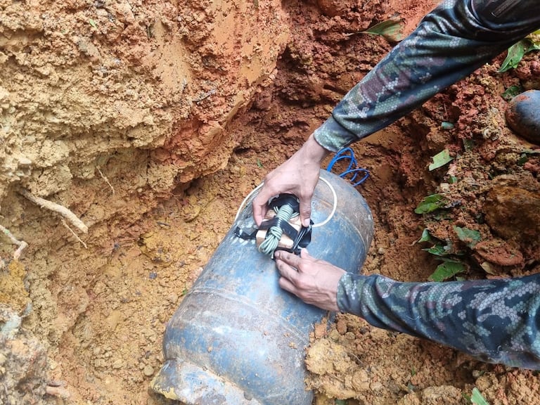 Entre los elementos destruidos se encontraban cilindros acondicionados con explosivos, minas antipersonales y munición sin detonar que, según las autoridades, pertenecerían a estructuras armadas ilegales que delinquen en el departamento.
