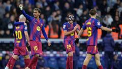 El delantero español #10 del Barcelona, Lamine Yamal, y sus compañeros celebran el segundo gol anotado por el delantero polaco #09 del Barcelona, Robert Lewandowski, durante el partido de la Liga española entre el RCD Espanyol y el FC Barcelona en el Estadio RCDE en Cornella de Llobregat el 3 de enero de 2026. (Foto de MANAURE QUINTERO / AFP)