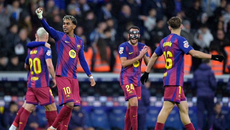 El delantero español #10 del Barcelona, Lamine Yamal, y sus compañeros celebran el segundo gol anotado por el delantero polaco #09 del Barcelona, Robert Lewandowski, durante el partido de la Liga española entre el RCD Espanyol y el FC Barcelona en el Estadio RCDE en Cornella de Llobregat el 3 de enero de 2026. (Foto de MANAURE QUINTERO / AFP)