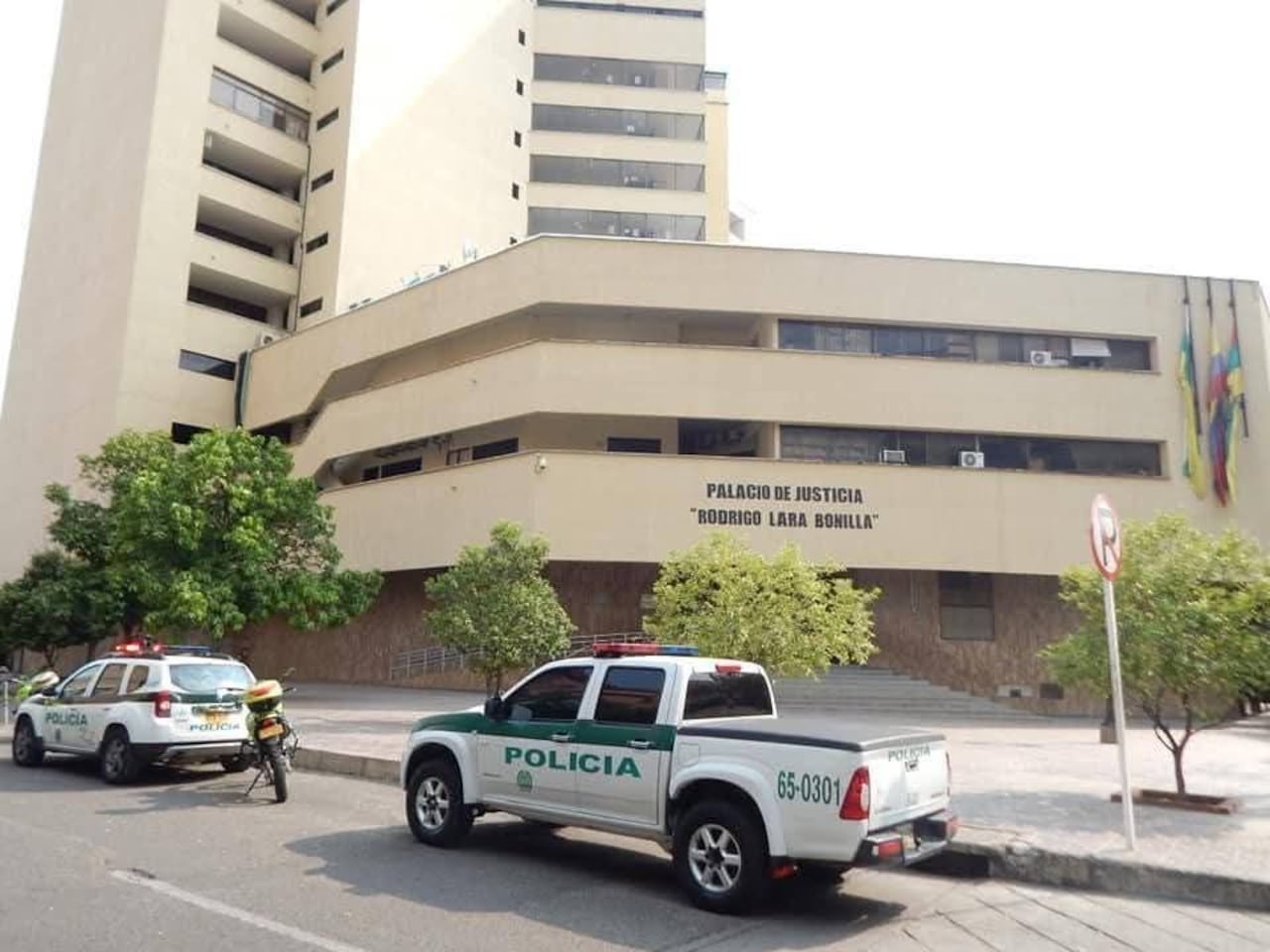Hay que mencionar que el pasado 14 de febrero en pleno Parque Santander, también centro de Neiva, fue encontrado un artefacto explosivo de bajo poder, con panfletos alusivos al ELN. Autoridades lograron intervenir el explosivo.