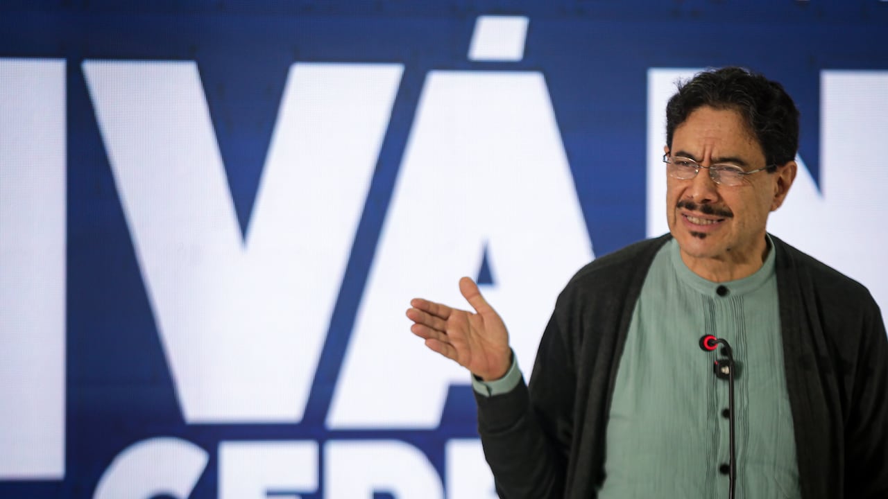 Bogotá. Junio 22 de 2026. El candidato presidencial Iván Cepeda entrega declaraciones a los medios de comunicación desde la sede de su partido político, posterior a la jornada electoral. (Colprensa - Cristian Bayona).