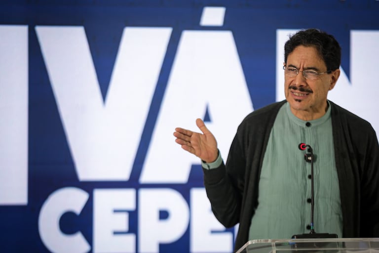 Bogotá. Junio 22 de 2026. El candidato presidencial Iván Cepeda entrega declaraciones a los medios de comunicación desde la sede de su partido político, posterior a la jornada electoral. (Colprensa - Cristian Bayona).