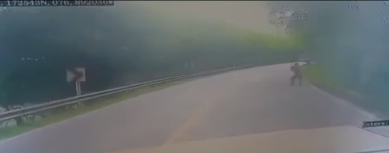 Este fue el momento cuando uno de los delincuentes atacó a Andrés Felipe Muñoz Bolaños, conductor del camión que después falleció en medio de este asalto.