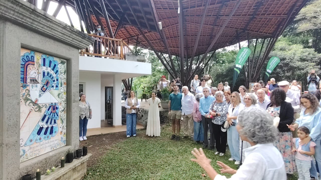 Ciudadanos se reúnen en el Parque del Lago de las Garzas, de Cali, para conmemorar un año más de la fundación del ecoparque y también a las víctimas del Vuelo 965 de American Airlines de 1995.