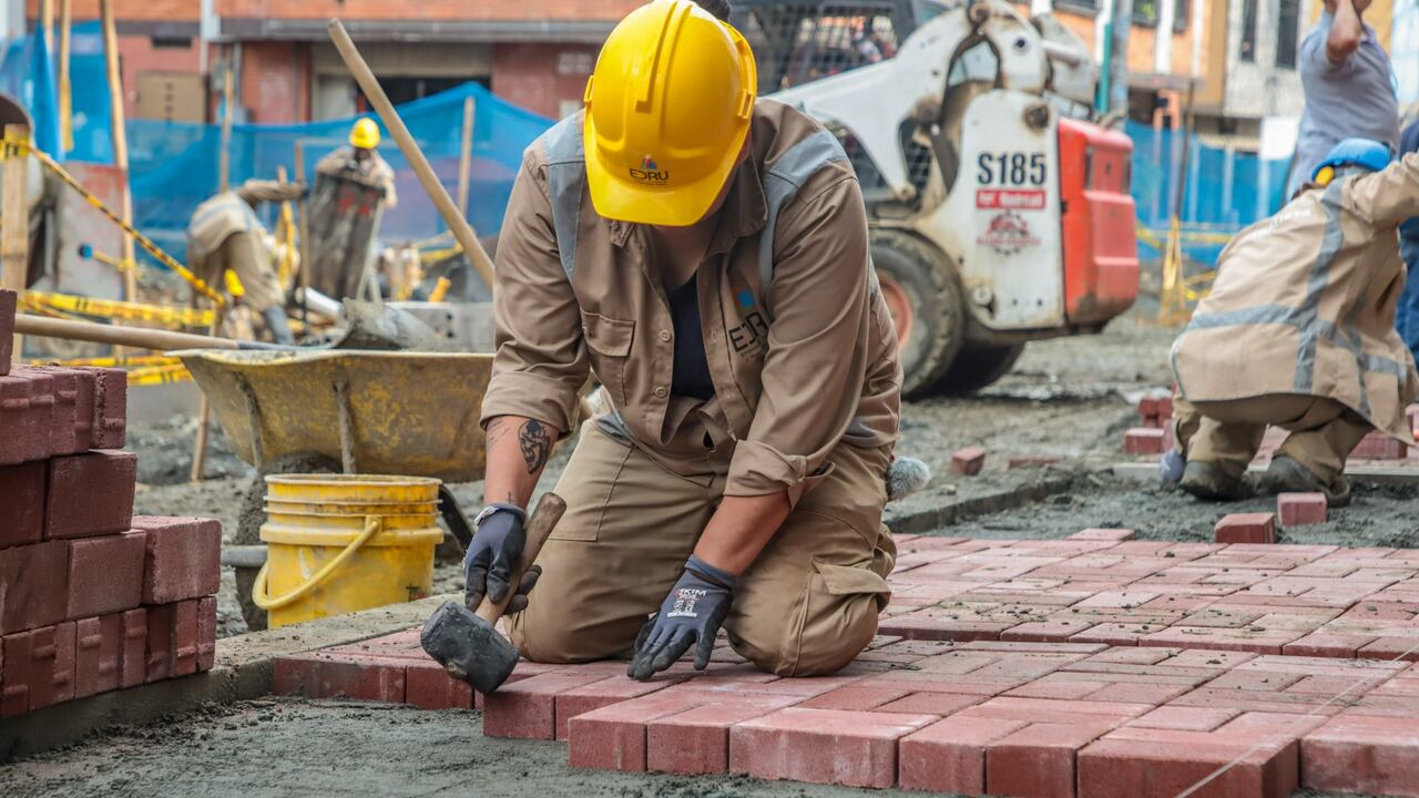 Inició la instalación de adoquines en el barrio Obrero