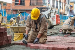 Inició la instalación de adoquines en el barrio Obrero