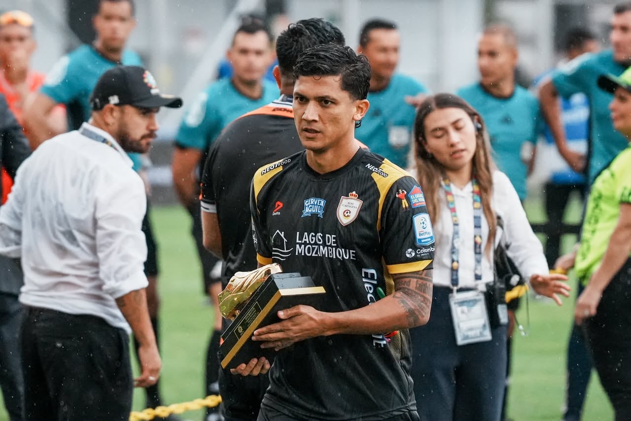 Fredy Montero (centro), de Real Cartagena, con el trofeo de goleador del primer semestre de la B.
