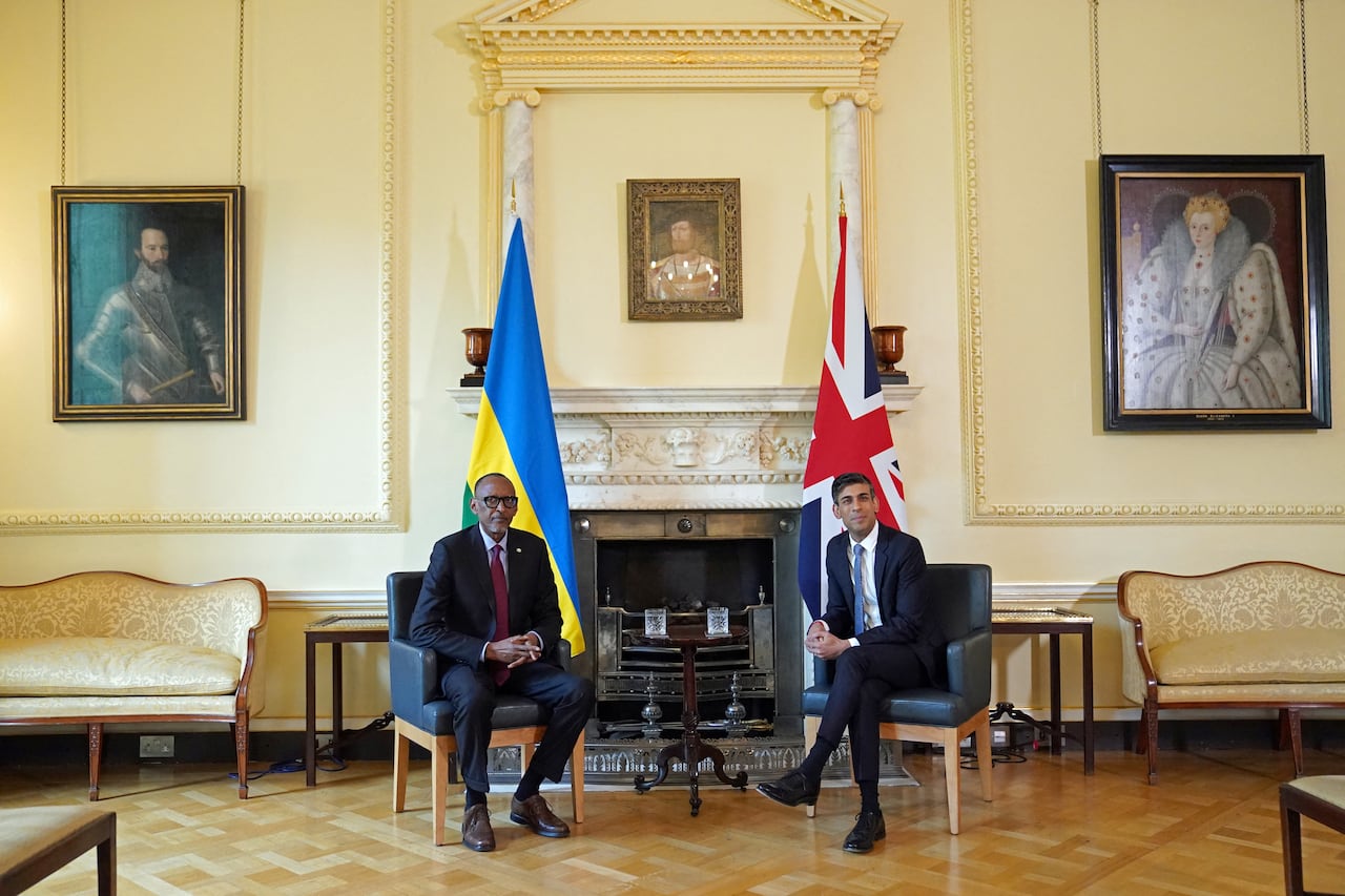 El primer ministro británico, Rishi Sunak, y el presidente de Ruanda, Paul Kagame, hablan durante una reunión en el número 10 de Downing Street, en el centro de Londres, el 4 de mayo de 2023.