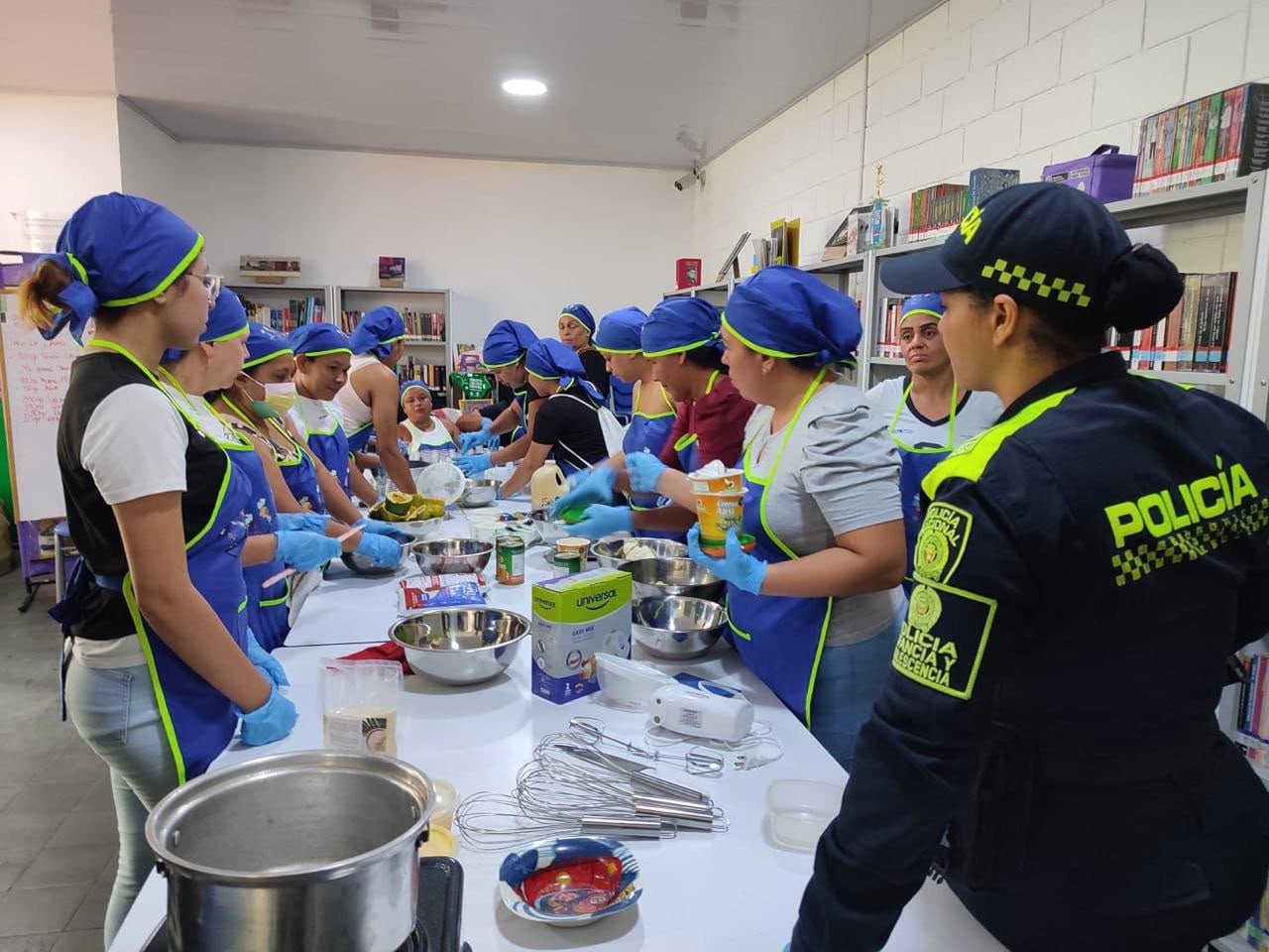 Un grupo de 20 madres cabeza de hogar en San Nicolás, junto a sus familias, participa activamente en un taller productivo de repostería y panadería.