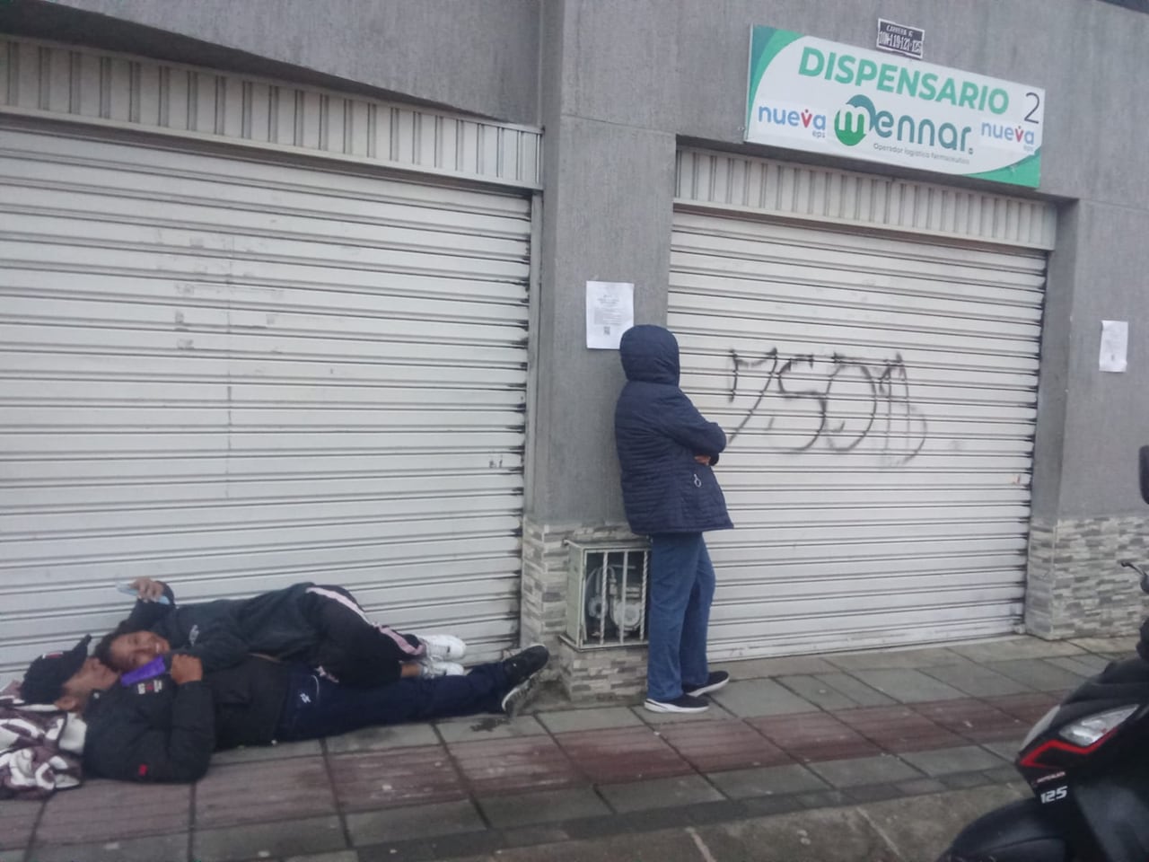 Usuarios de la Nueva EPS en Popayán hacen largas filas a las afueras de las farmacéuticas para reclamar sus medicamentos.