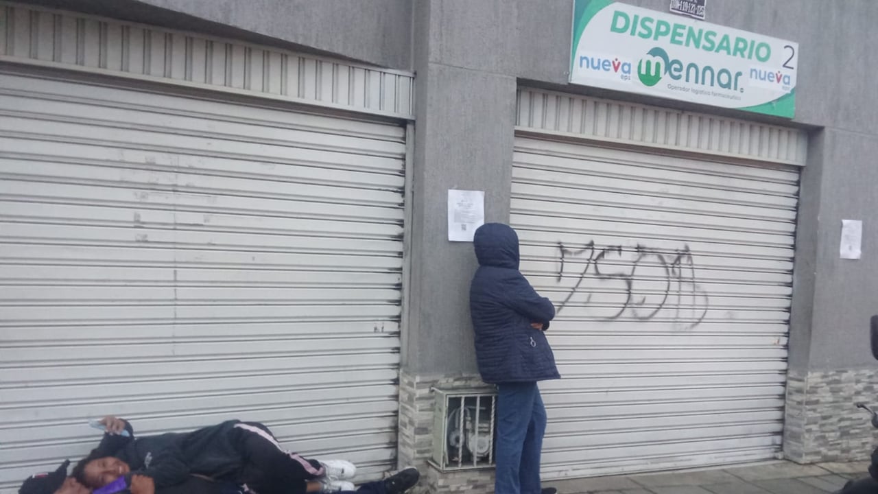 Usuarios de la Nueva EPS en Popayán hacen largas filas a las afueras de las farmacéuticas para reclamar sus medicamentos.