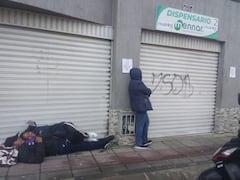 Usuarios de la Nueva EPS en Popayán hacen largas filas a las afueras de las farmacéuticas para reclamar sus medicamentos.