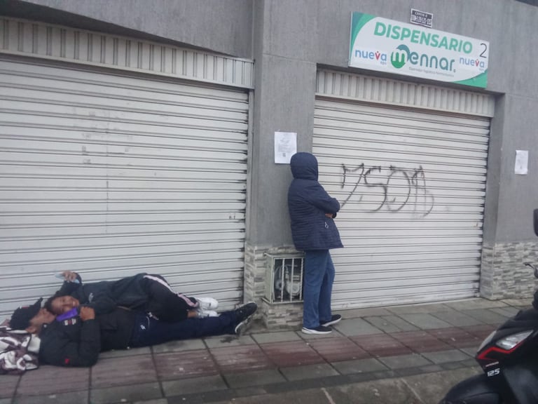 Usuarios de la Nueva EPS en Popayán hacen largas filas a las afueras de las farmacéuticas para reclamar sus medicamentos.