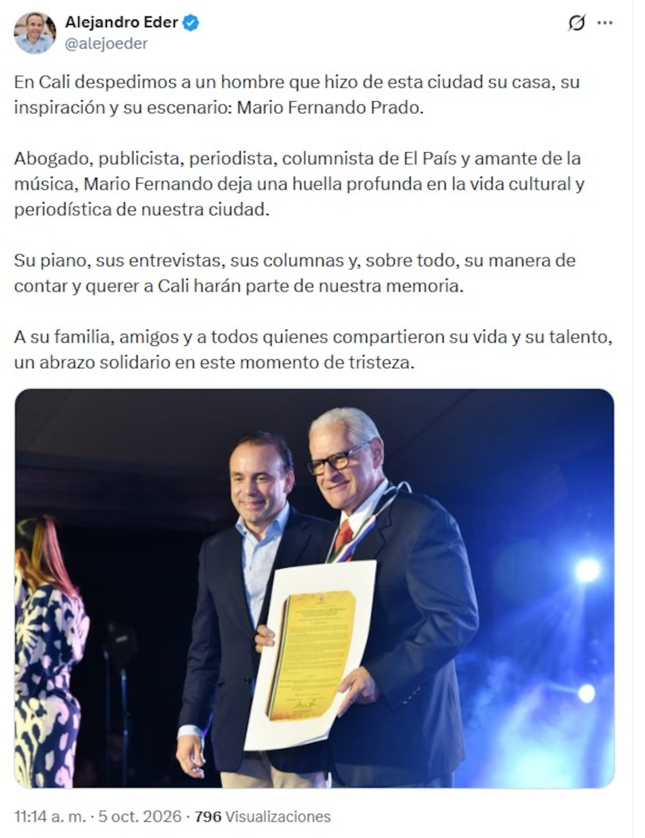 El alcalde Alejandro Eder despide a Mario Fernando Prado.