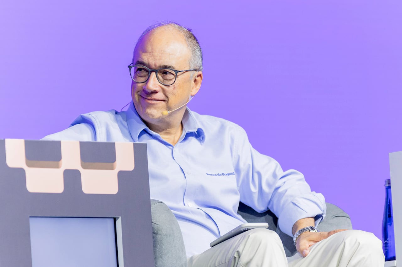 Frente al economista y presidente del Banco de Bogotá, Juan Carlos Echeverry (en foto), el fundador de Nu enfatizó la necesidad de que la banca tradicional cambie su mentalidad y evite "maquillar" sus procesos con soluciones digitales superficiales.