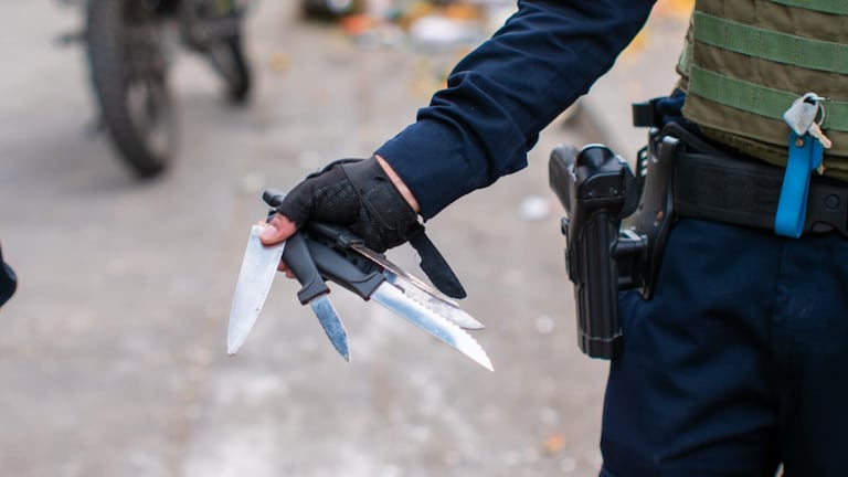 En la megatoma se incautaron decenas de armas blancas.