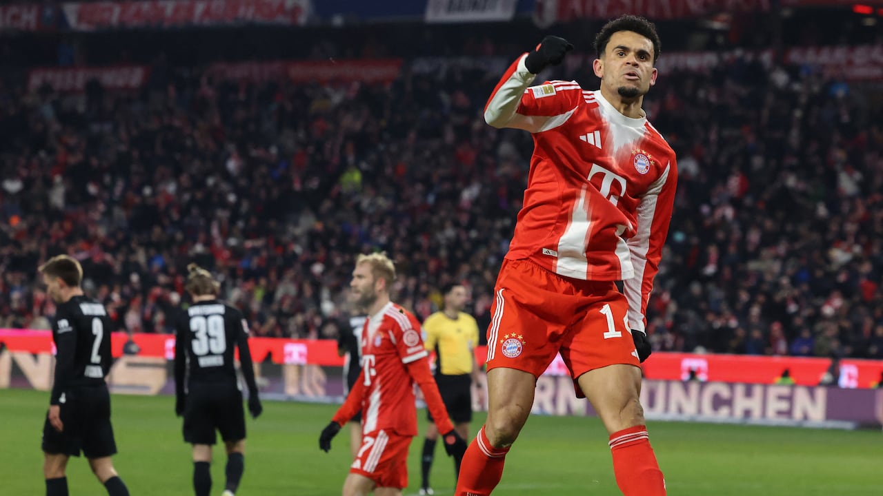 El delantero colombiano #14 del Bayern Múnich, Luis Díaz, celebra el gol del 2-1 con sus compañeros durante el partido de la Bundesliga alemana entre el FC Bayern Múnich y el VfL Wolfsburgo en Múnich, sur de Alemania, el 11 de enero de 2026. (Foto de Alexandra BEIER / AFP)