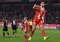 El delantero colombiano #14 del Bayern Múnich, Luis Díaz, celebra el gol del 2-1 con sus compañeros durante el partido de la Bundesliga alemana entre el FC Bayern Múnich y el VfL Wolfsburgo en Múnich, sur de Alemania, el 11 de enero de 2026. (Foto de Alexandra BEIER / AFP)