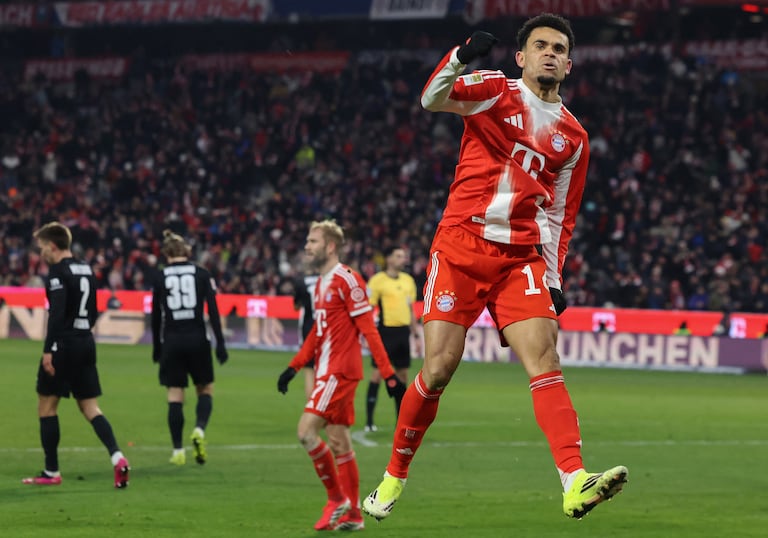 El delantero colombiano #14 del Bayern Múnich, Luis Díaz, celebra el gol del 2-1 con sus compañeros durante el partido de la Bundesliga alemana entre el FC Bayern Múnich y el VfL Wolfsburgo en Múnich, sur de Alemania, el 11 de enero de 2026. (Foto de Alexandra BEIER / AFP)