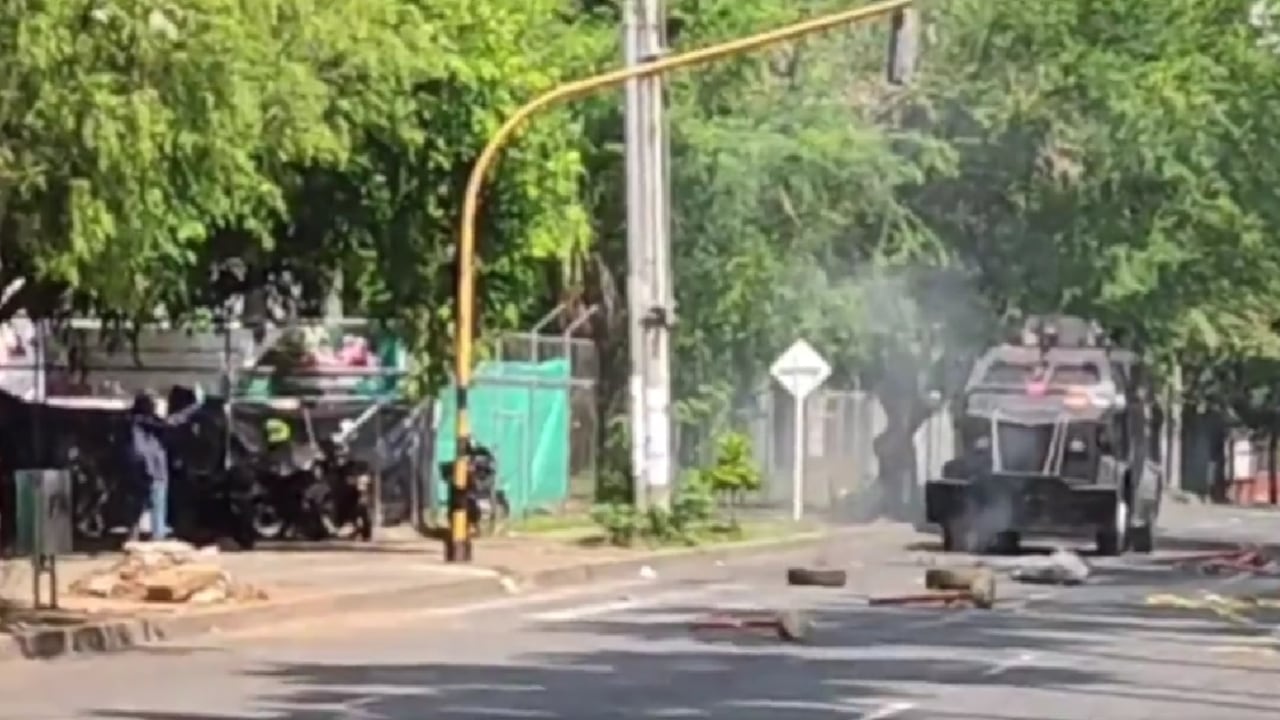 Cali: reportan enfrentamientos en Univalle entre encapuchados y el Esmad.