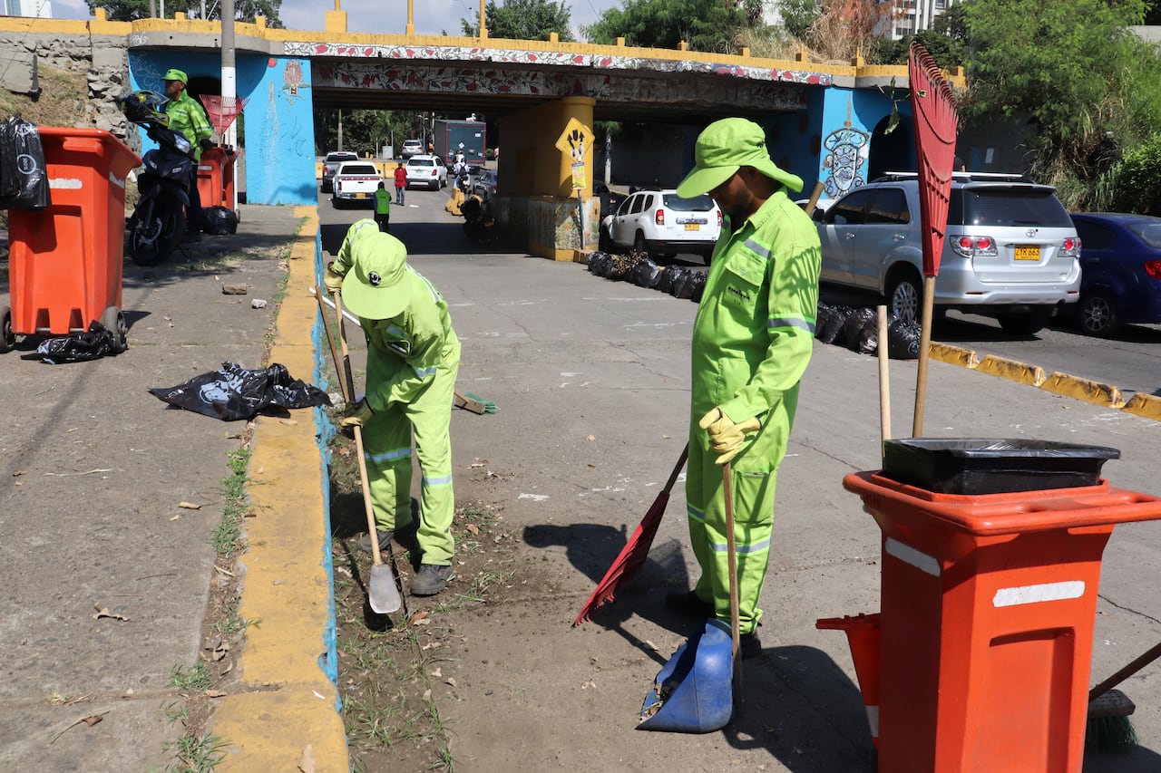 PROMO CALI Y HABITANTES DE CALLE DE LA FUNDACIÓN.SAMARITANOS DE LA CALLE COMENZARON LA RECUPERACIÓN DEL PUENTE FERREO DE LA CALLE 25 CON 2n.