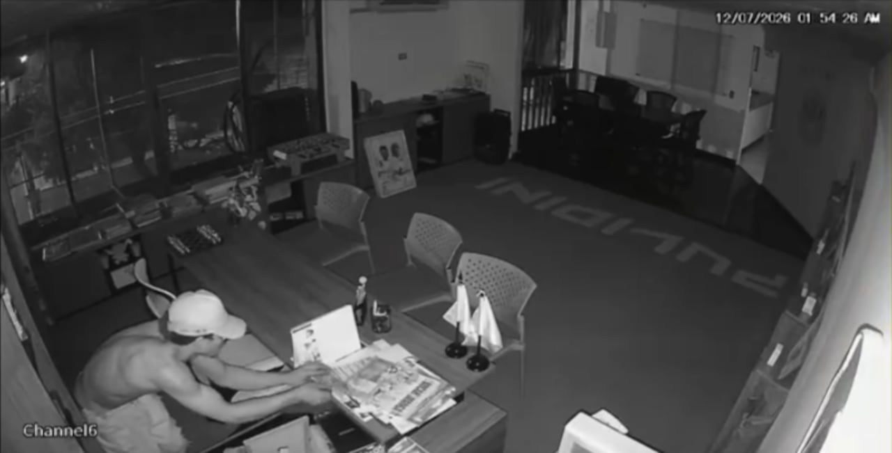 Tras el robo, los trabajadores encontraron documentos regados en el piso y un evidente desorden dentro de las oficinas de la editorial.