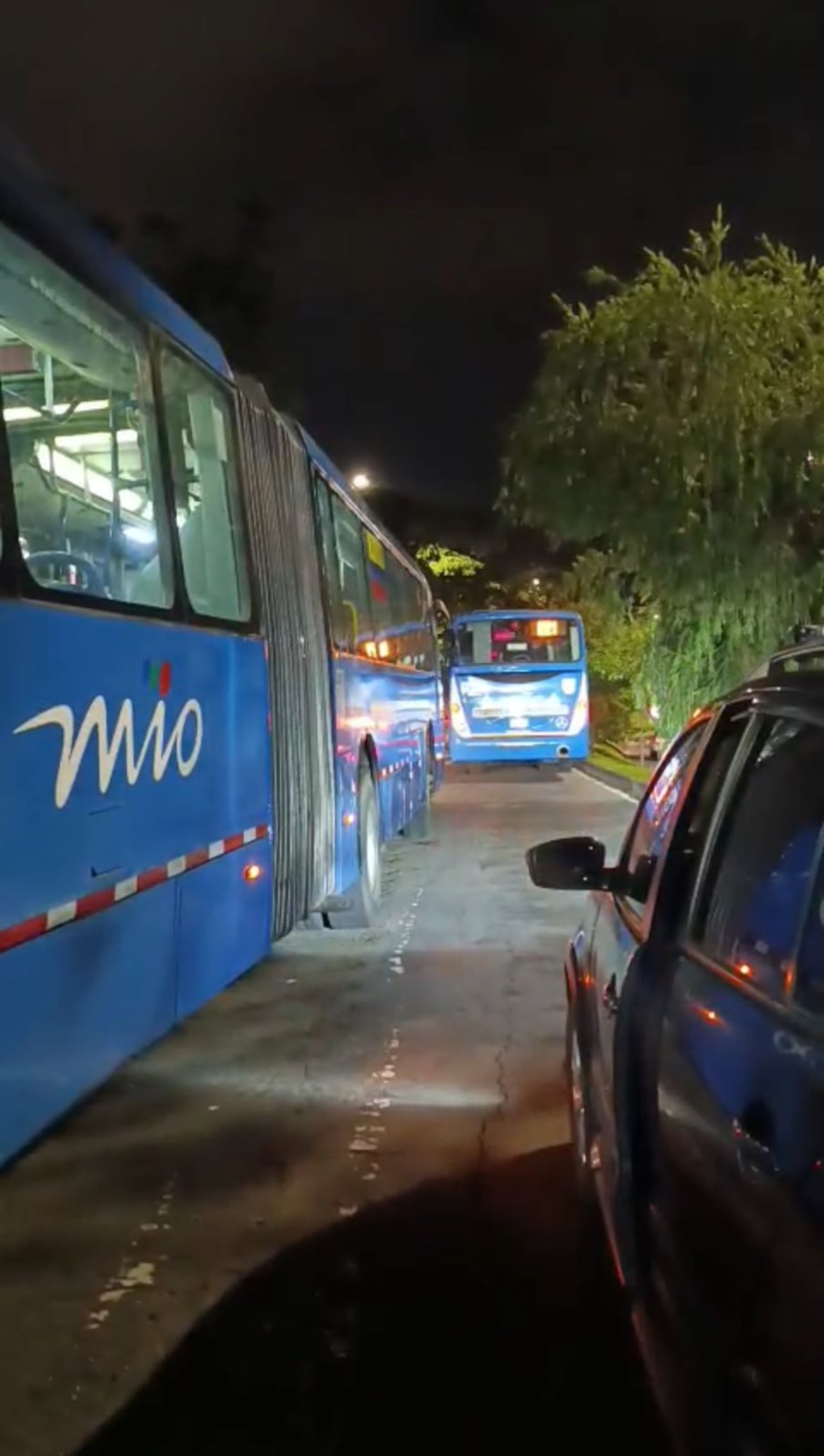 Según los conductores, la situación se presenta desde antes de las 5:00 a. m., cuando algunos buses esperan allí el inicio de sus rutas.
