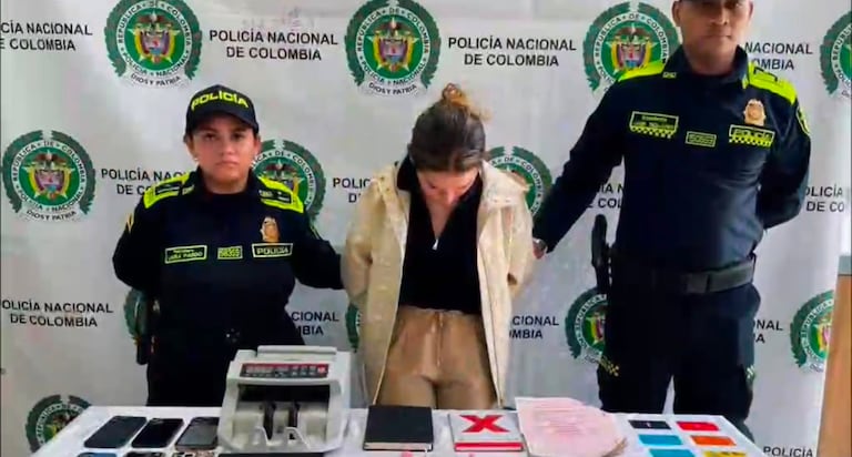 Momento de la captura de alias Yolima, quien según la Policía es la esposa de alias Pinocho, cabecilla de Los Pachenca, promotor del paro armado en Santa Marta.