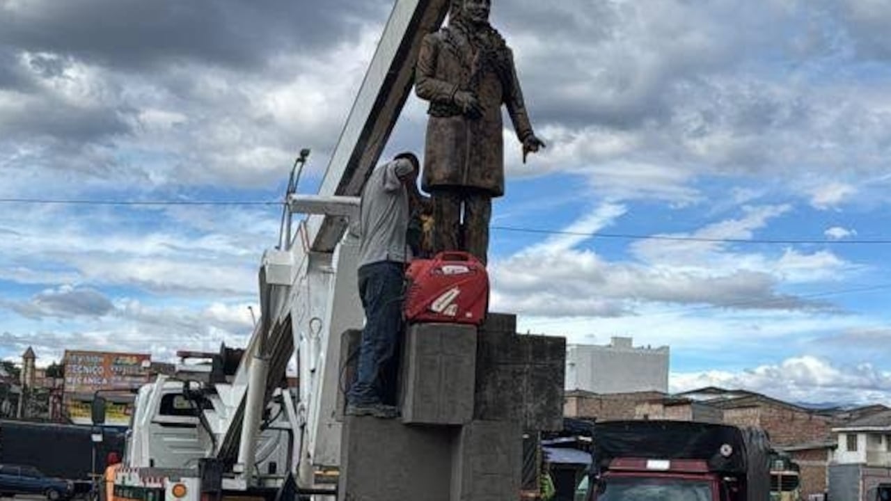 Uniformados de la Policía Nacional acompañaron a la Alcaldía de Popayán durante las labores de recuperación de la escultura, ubicada en un punto representativo del espacio público de la ciudad.