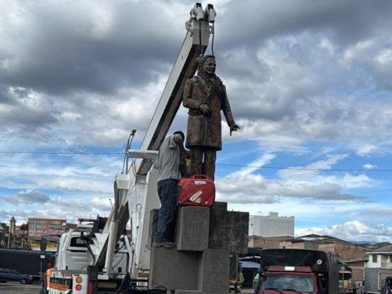 Uniformados de la Policía Nacional acompañaron a la Alcaldía de Popayán durante las labores de recuperación de la escultura, ubicada en un punto representativo del espacio público de la ciudad.
